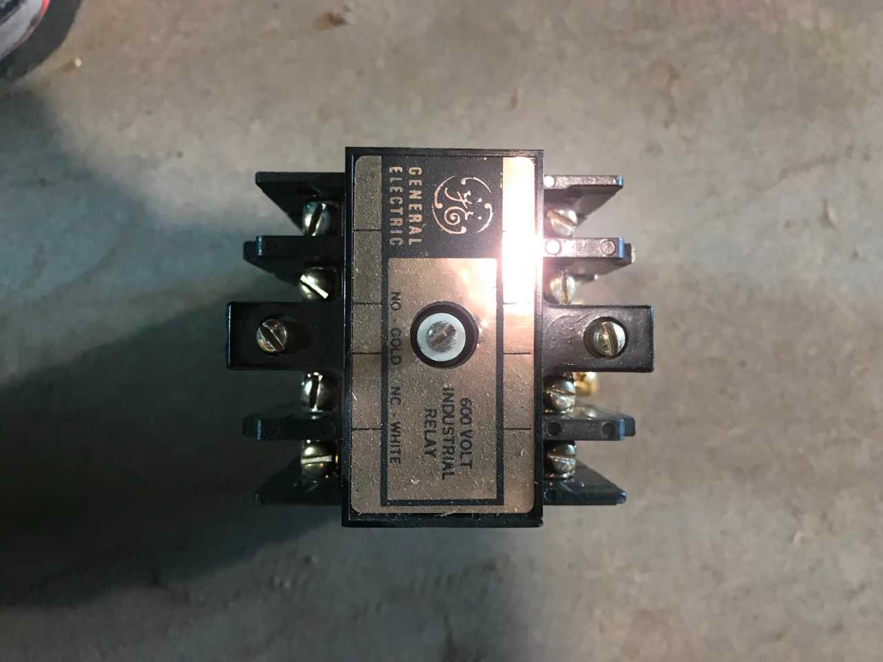 GE INDUSTRIAL RELAYS (QTY 8) - ELECTRICAL COMPONENTS