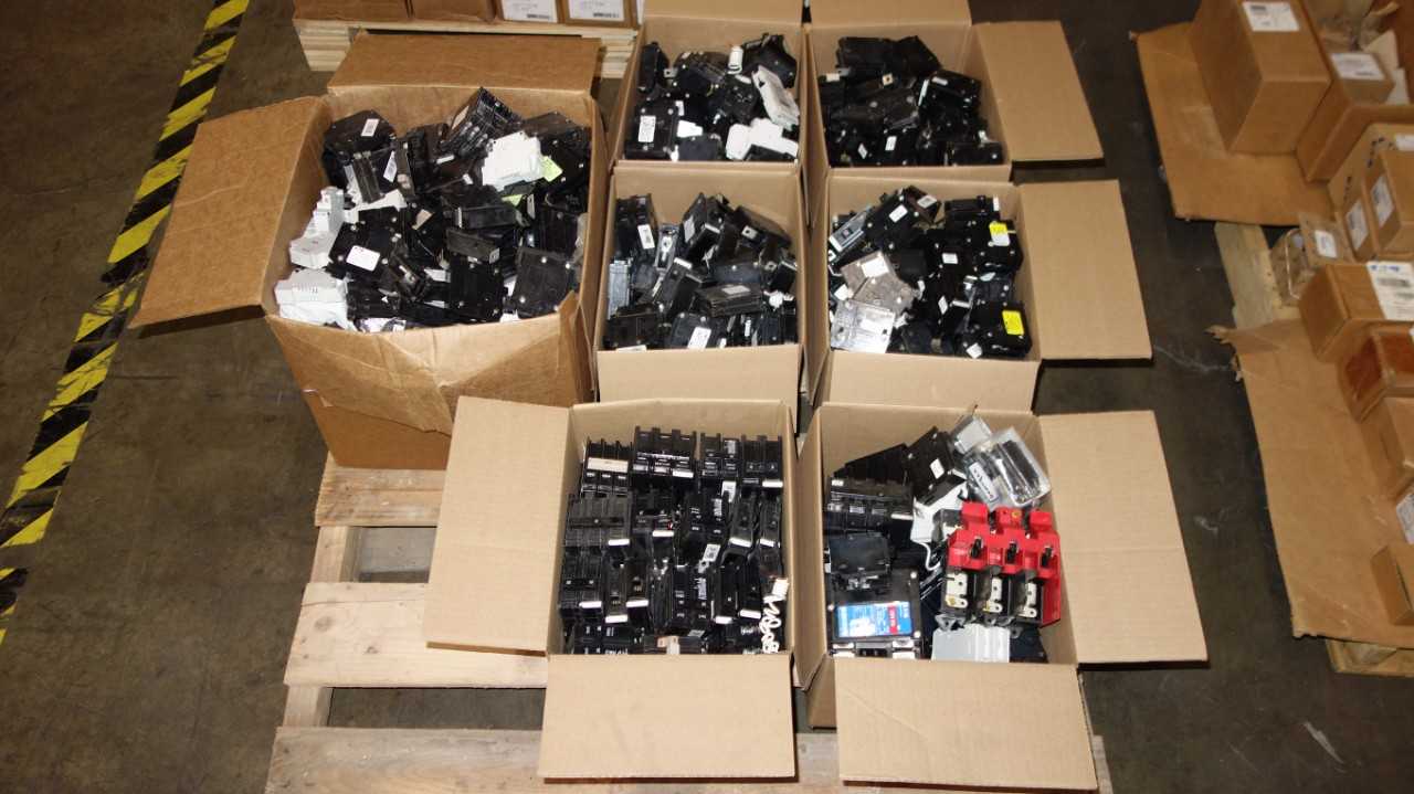 1 PALLET OF ASSORTED EATON QUICKLAG MINIATURE BREAKERS - CIRCUIT BREAKERS