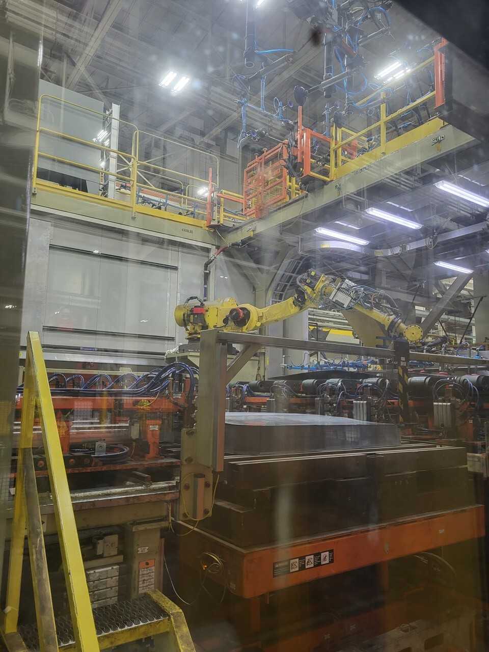 2015 Fanuc 2000ib Robot w/ R30IA Controller - INDUSTRIAL ROBOTS