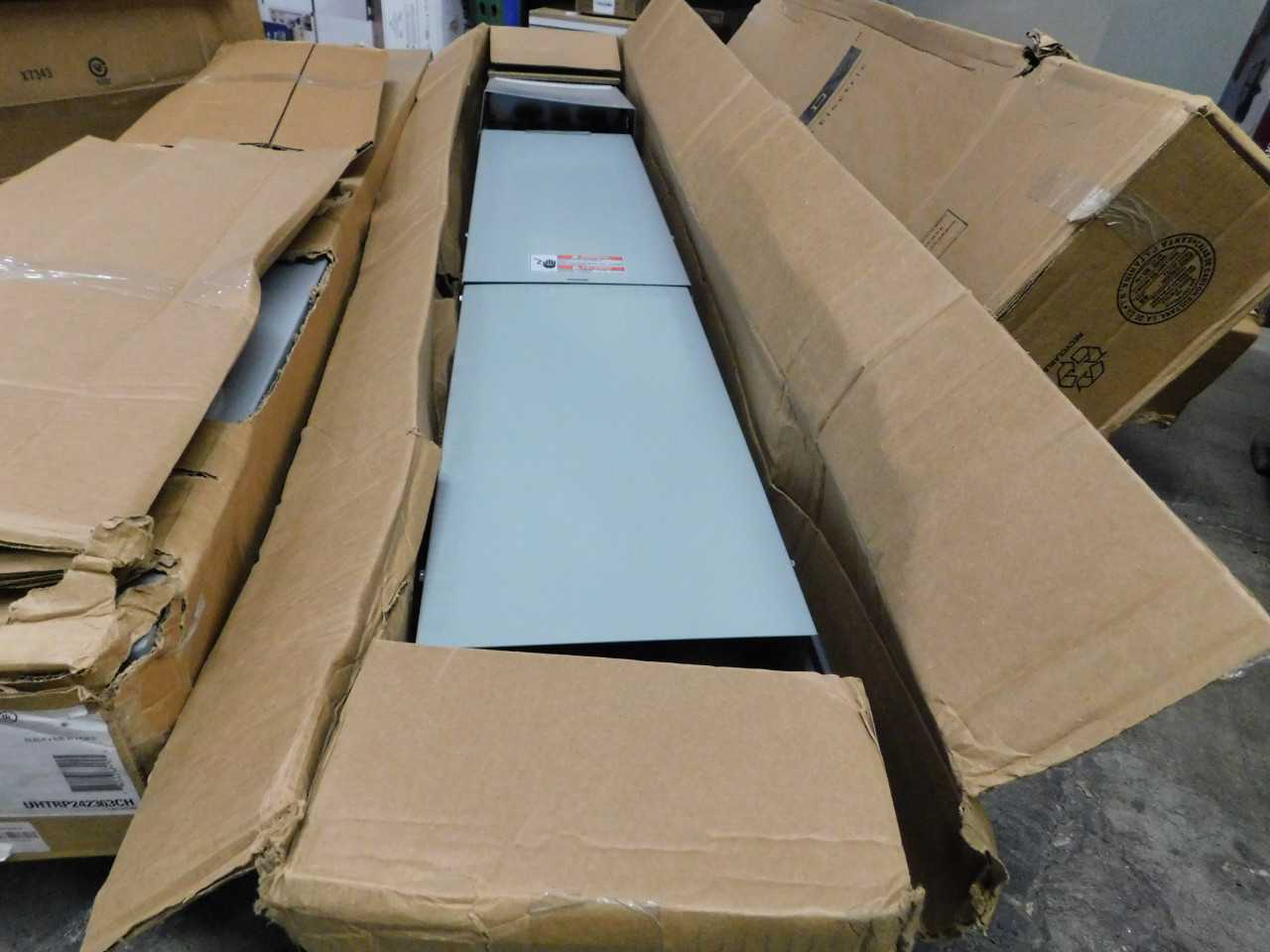 Lot of 1 Power Outlet Panel - ELECTRICAL COMPONENTS