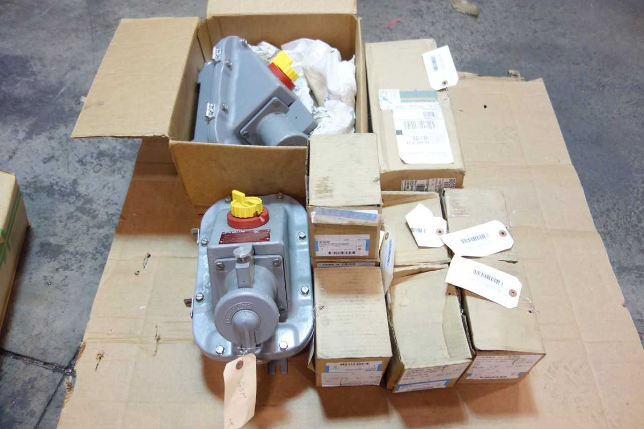 LOT OF 10 ASSORTED CROUSE HINDS, HUBBELL RECEPTACLES - CONDUIT FITTING