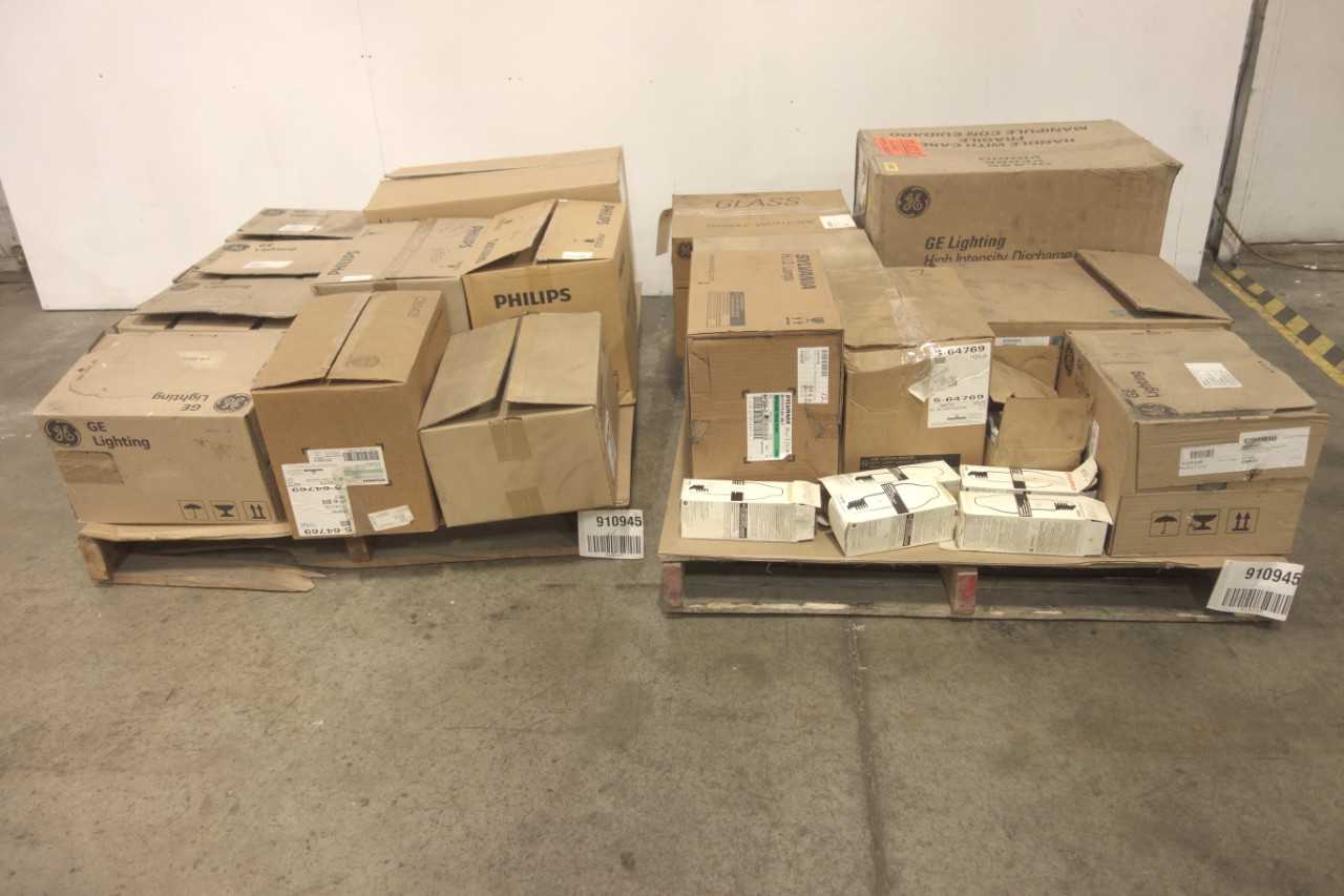 2 PALLETS OF ASSORTED LIGHT BULBS - LIGHTING