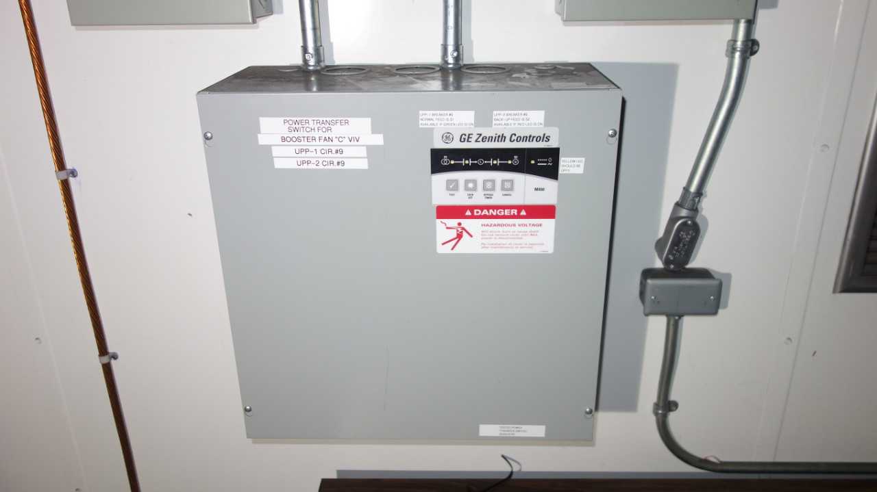 LOT OF 4 ELECTRICAL PANELS, X2 60A DISCONNECTS, X1 30A - ELECTRICAL COMPONENTS