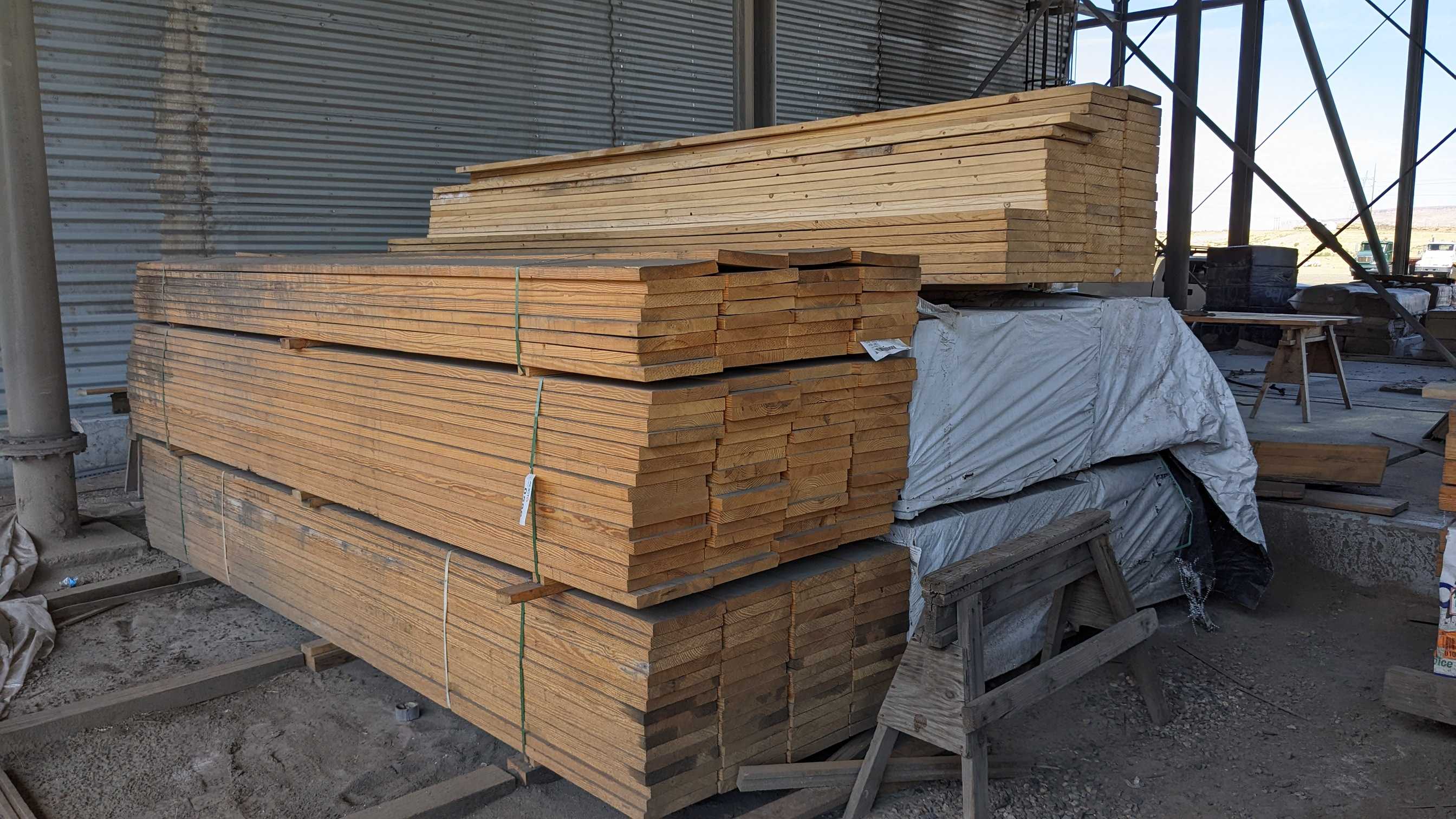 LOT OF WOOD PLANKS - TRAILER MOUNTED EQUIPMENT