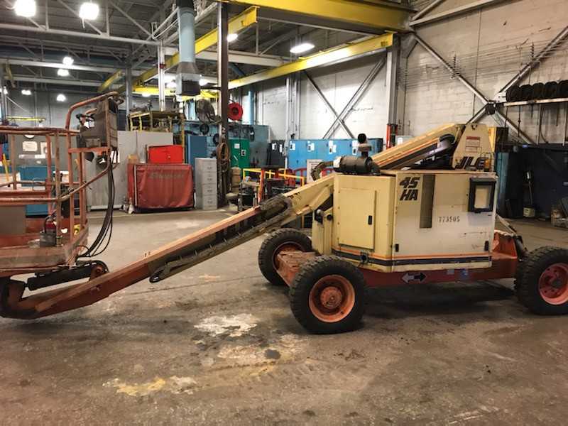 JLG 450A Articulating Boom Lift - BOOM LIFTS