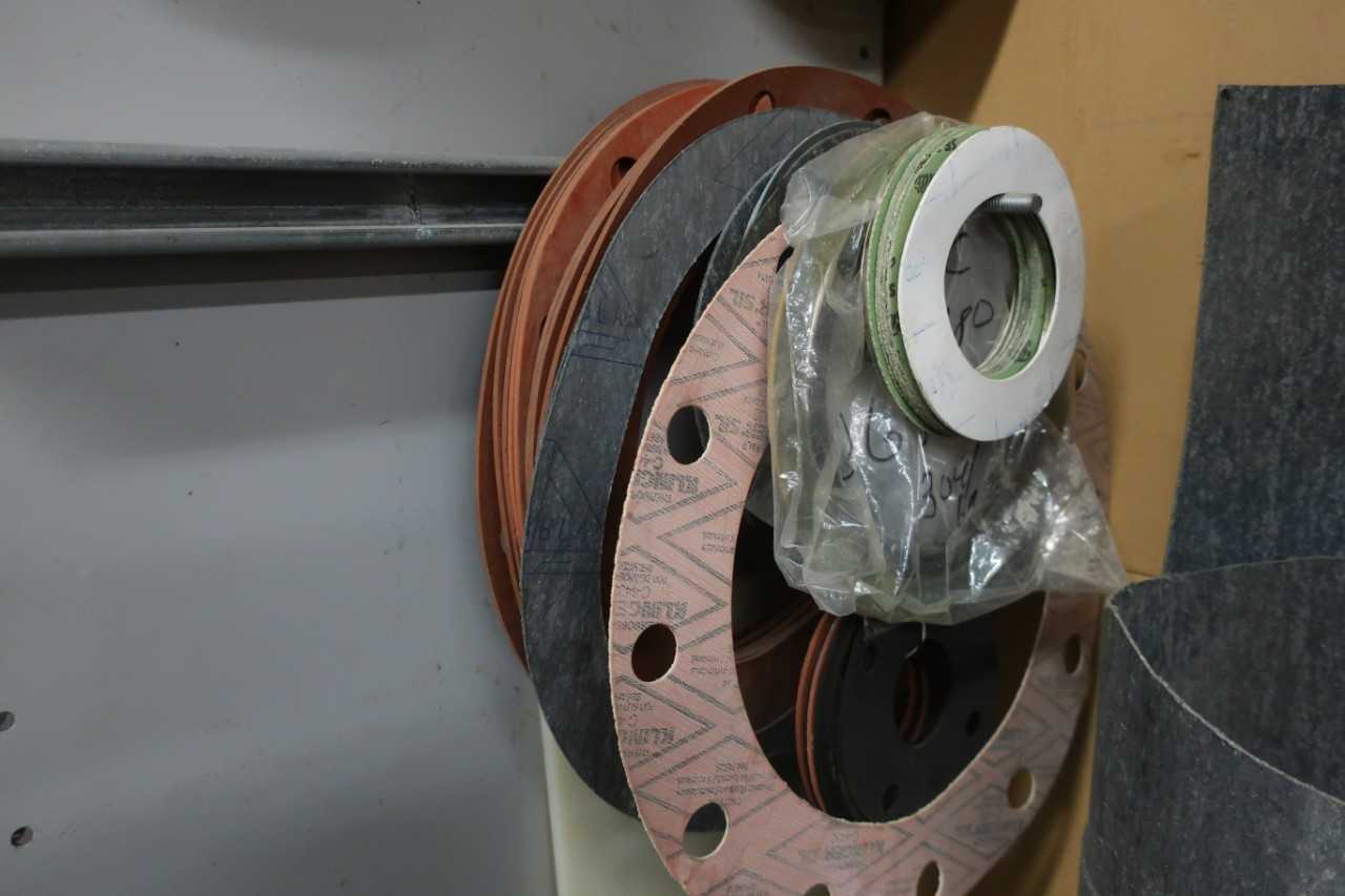 LOT OF ASSORTED FLANGES AND GASKETS - VALVES