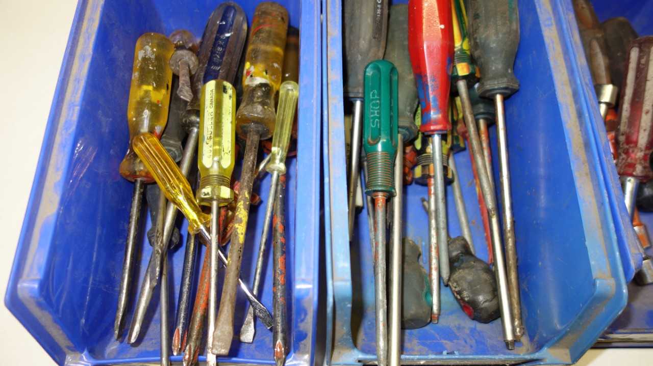 LOT OF ASSORTED HAND TOOLS - HAND TOOLS