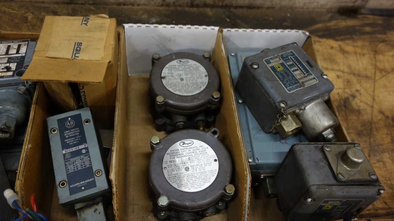 LOT OF 12 TOTES OF ASSORTED ELECTRICAL CONTROLS SWITCHES - ELECTRICAL COMPONENTS