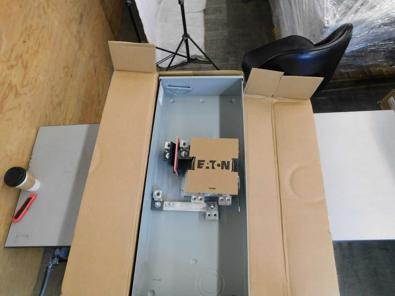 Quantity of 4 New Surplus Eaton UTH43369UCH Meter Socket 320A 600V 4 Jaws - CIRCUIT BREAKERS