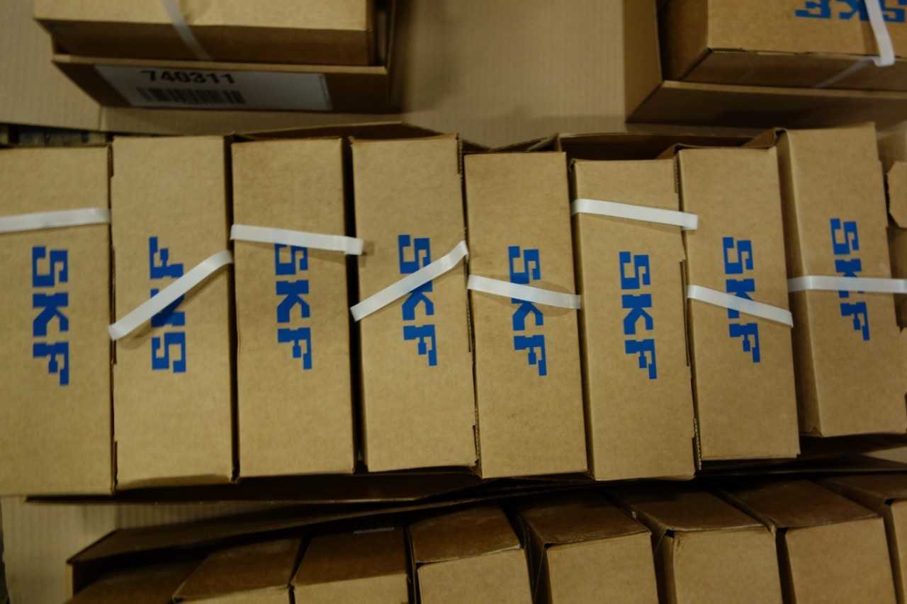 LOT OF 8 BOXES OF SKF ROLLER BEARINGS - BEARINGS