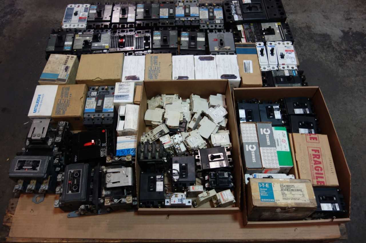 1 PALLET OF ASSORTED MOLDED CASE CIRCUIT BREAKERS- FUJI, MITSUBISHI, CUTLER-HAMMER - CIRCUIT BREAKERS
