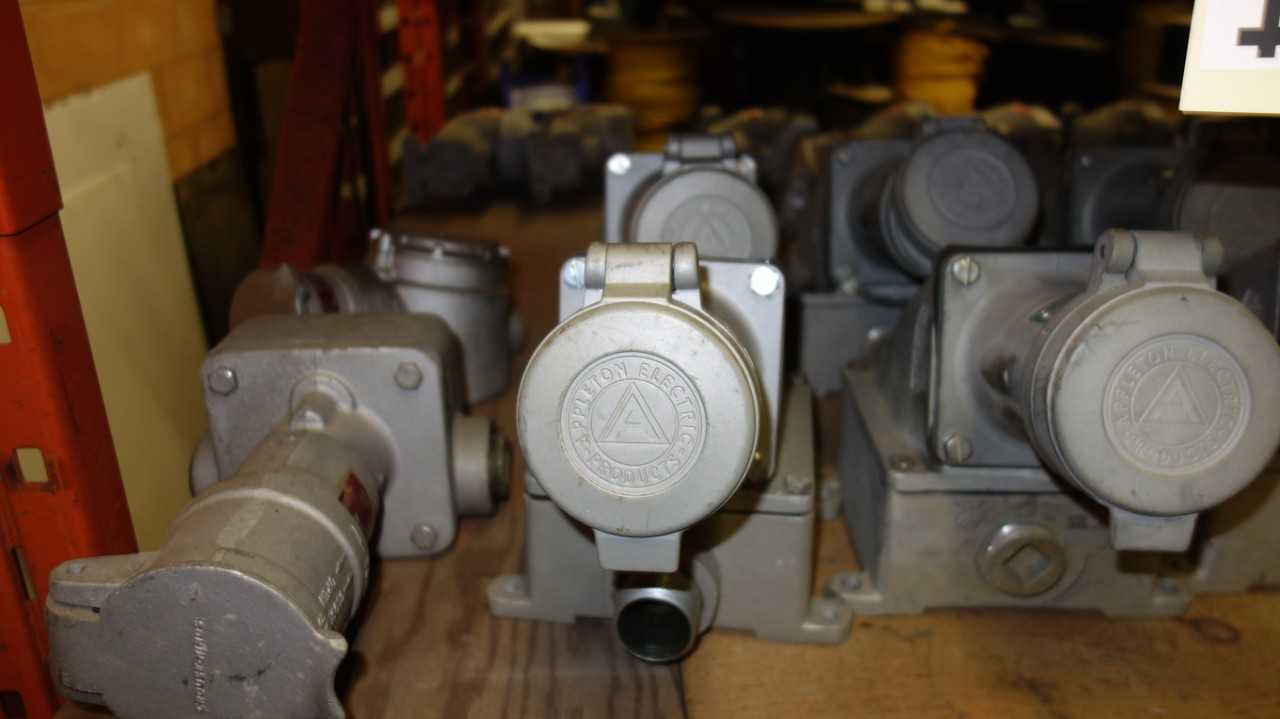 LOT OF ASSORTED ELECTRICAL PLUGS AND RECEPTACLES - PLUGS & RECEPTACLES