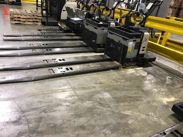 2005 Crown PE4000-60 double rider jack, Hebron, KY - MANUAL PALLET JACKS