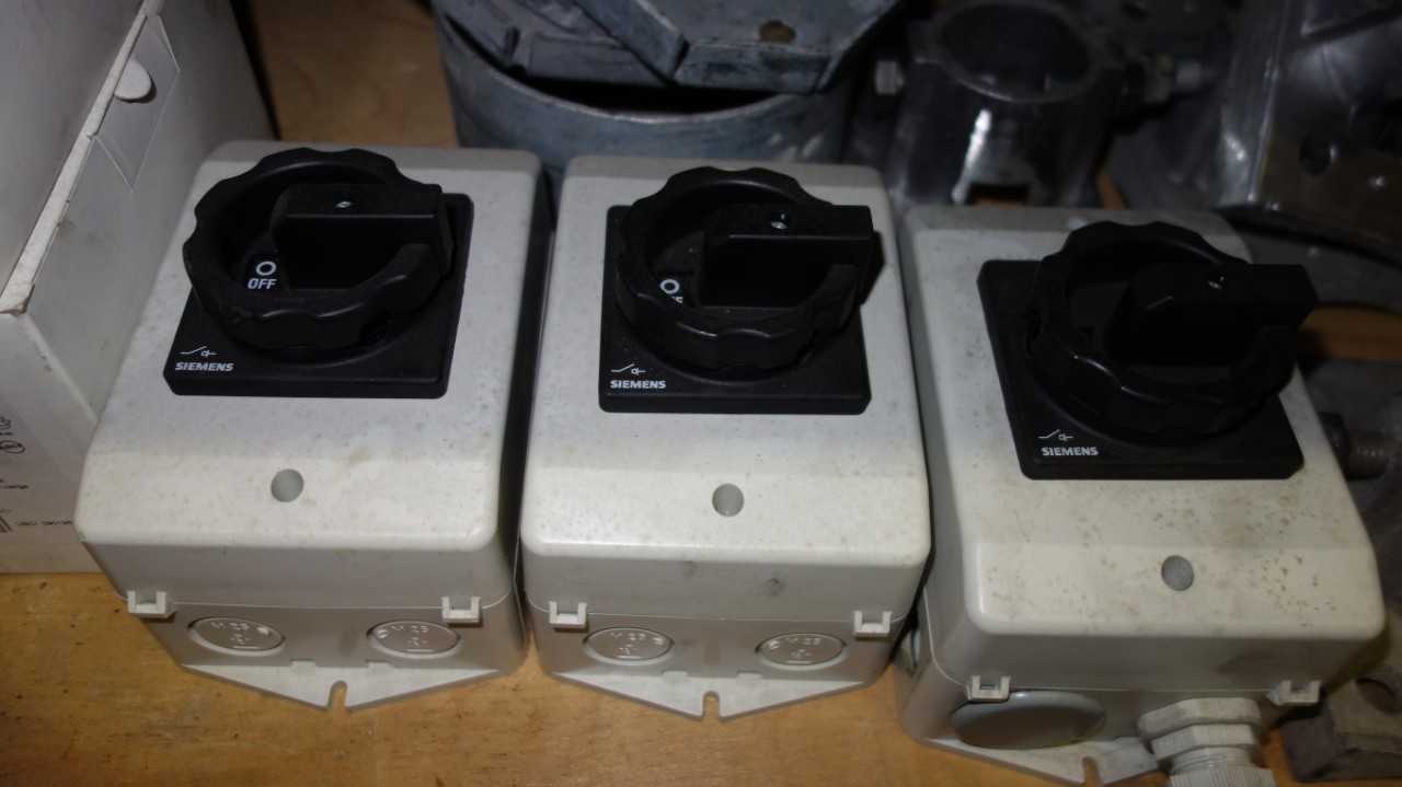 LOT OF ASSORTED LIGHTING AND CONDUIT - LIGHTING