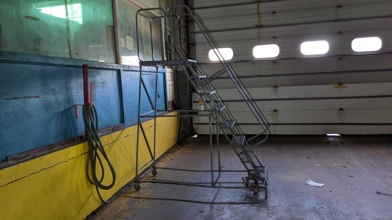 8' step ladder - MATERIAL HANDLING