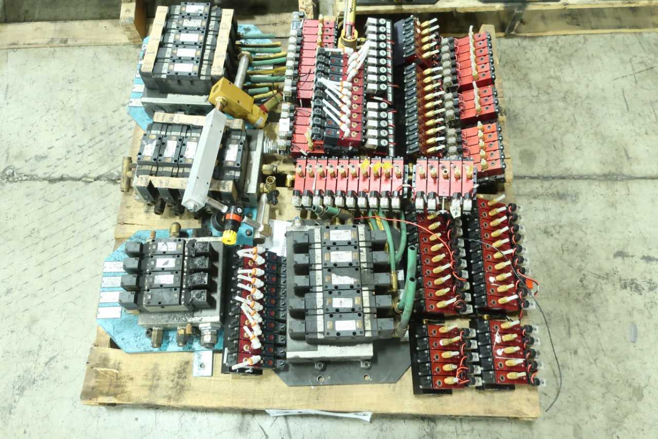 3 PALLETS OF ASSORTED SOLENOID VALVES SMC VERSA - SOLENOID VALVE