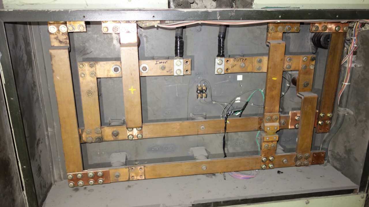 LOT OF 2 GENERAL ELECTRIC AL F2-50 800A 250V-DC AIR CIRCUIT BREAKER W/ BUSS BAR JUNCTION BOX - CIRCUIT BREAKERS