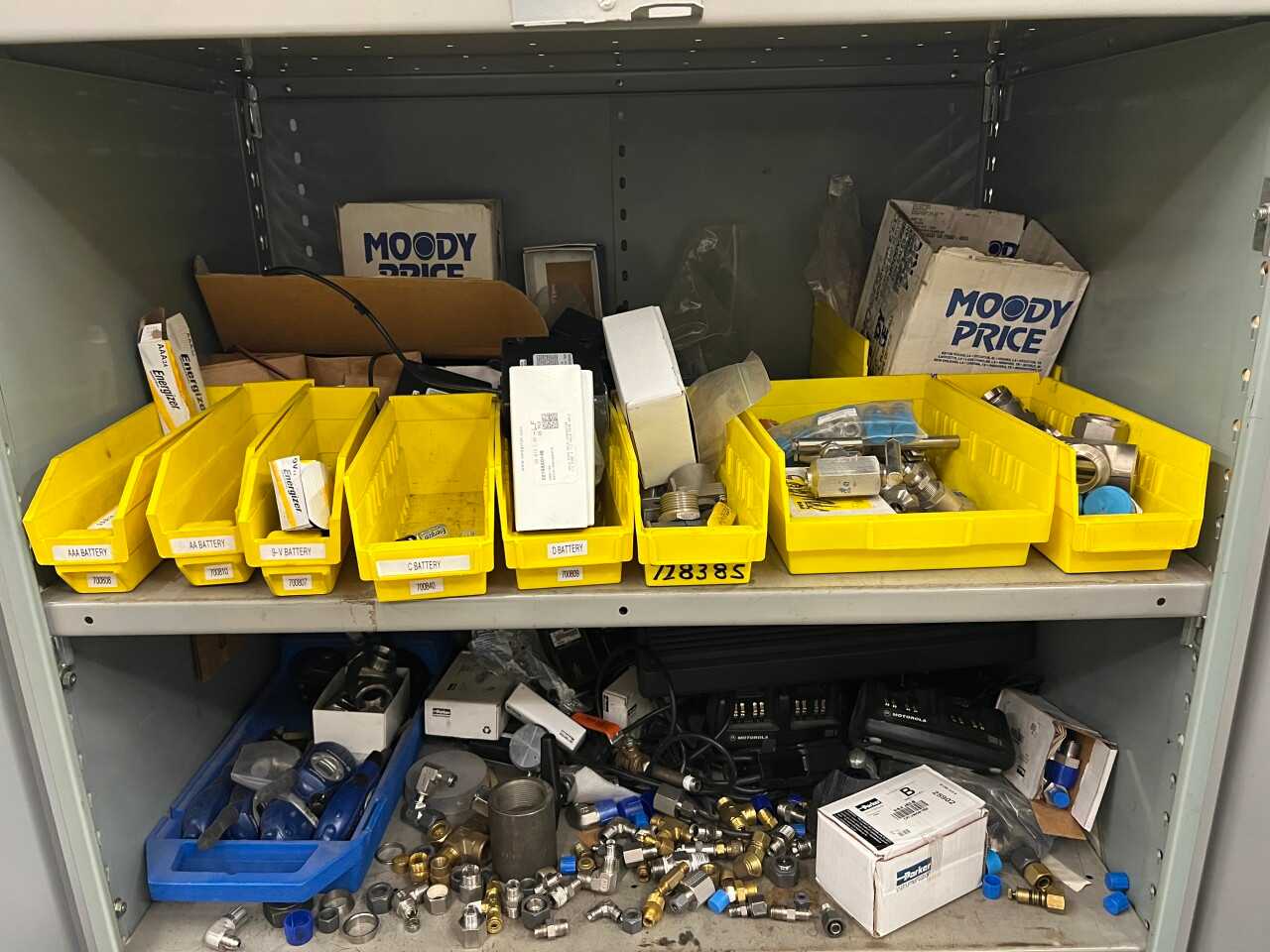 Cabinet with contents - Swagelok/Parker fittings - PROCESS EQUIPMENT