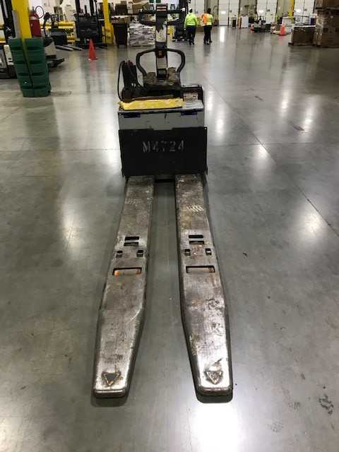 2005 Crown PE4000-60 rider jack, Hebron, KY - MANUAL PALLET JACKS