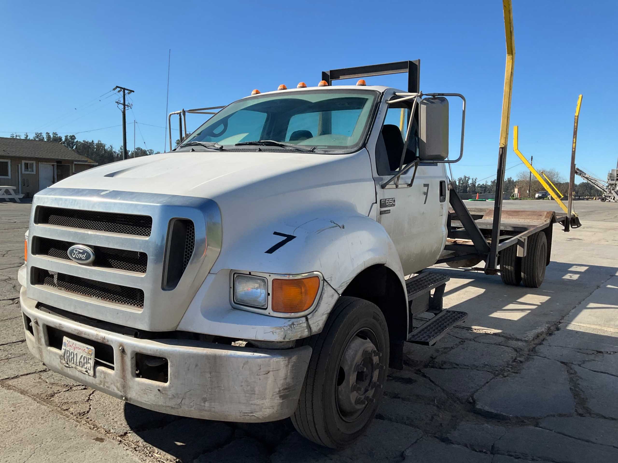 2004 FORD F-650 4X2 FLATBED TRUCK