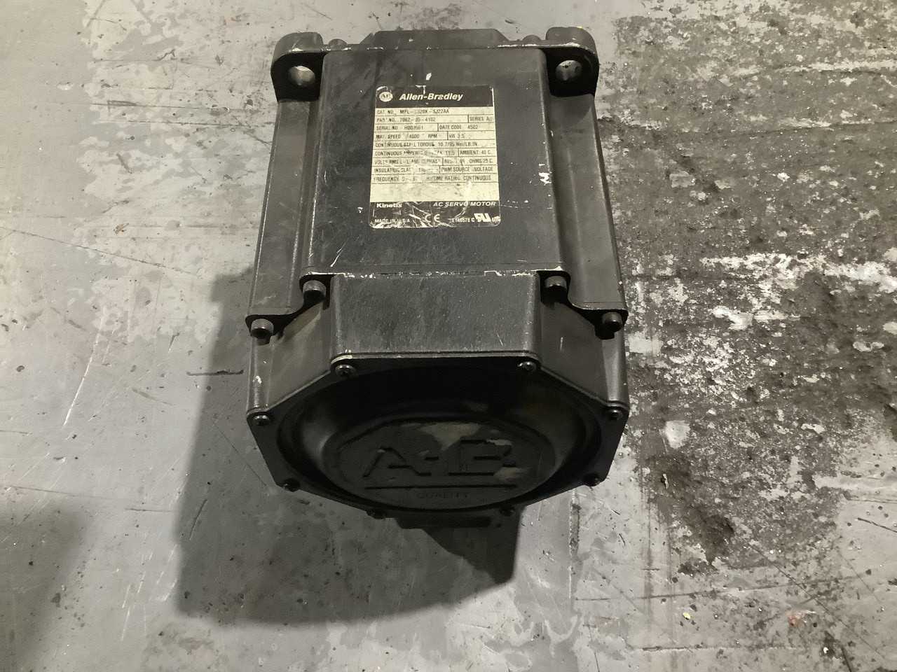 Lot of 1 Allen Bradley MPL-B520K-SJ22AA AC Servo Motor 3 phase - SERVO