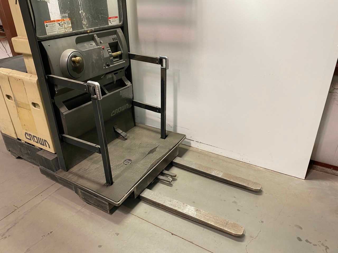 CROWN SP3020-30 3000LB 276IN 24V-DC ORDER PICKER - MATERIAL HANDLING