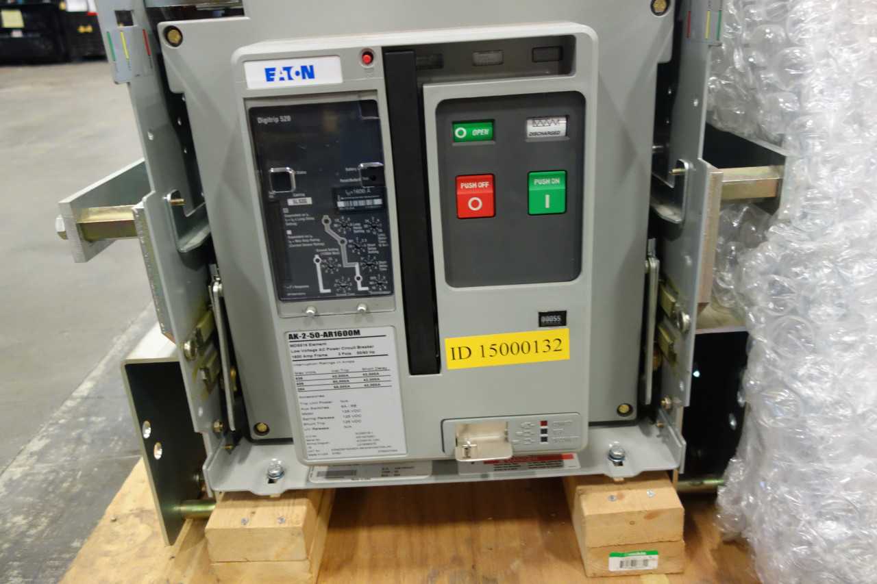 LOT OF EATON LOW VOLTAGE AC POWER CIRCUIT BREAKER - CIRCUIT BREAKERS