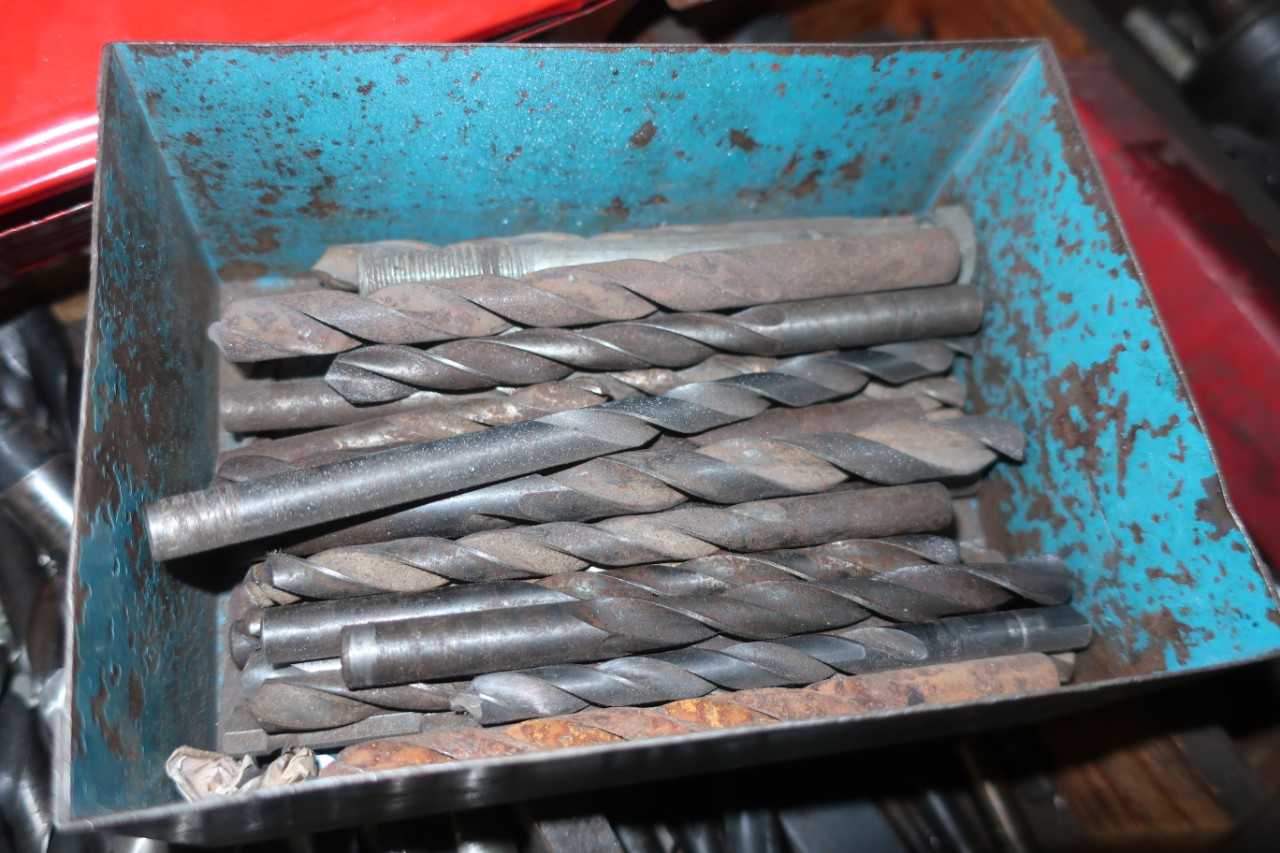 LOT OF ASSORTED DRILL BITS, DRILL CHUCKS - ELECTRIC POWER TOOLS