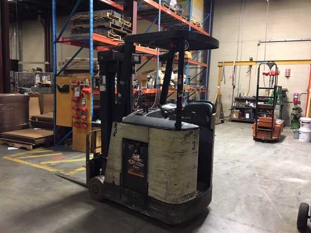 2005 Crown RC3020-30 standup counterbalance, Lemoyne, PA - FORKLIFTS