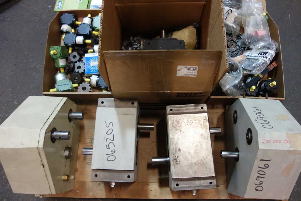 1 PALLET OF ASSORTED GEAR REDUCERS, SPROCKETS, BELTS, ROLLER CHAIN- BOSTON GEAR, MARTIN, GRAESSNER - GEAR REDUCERS