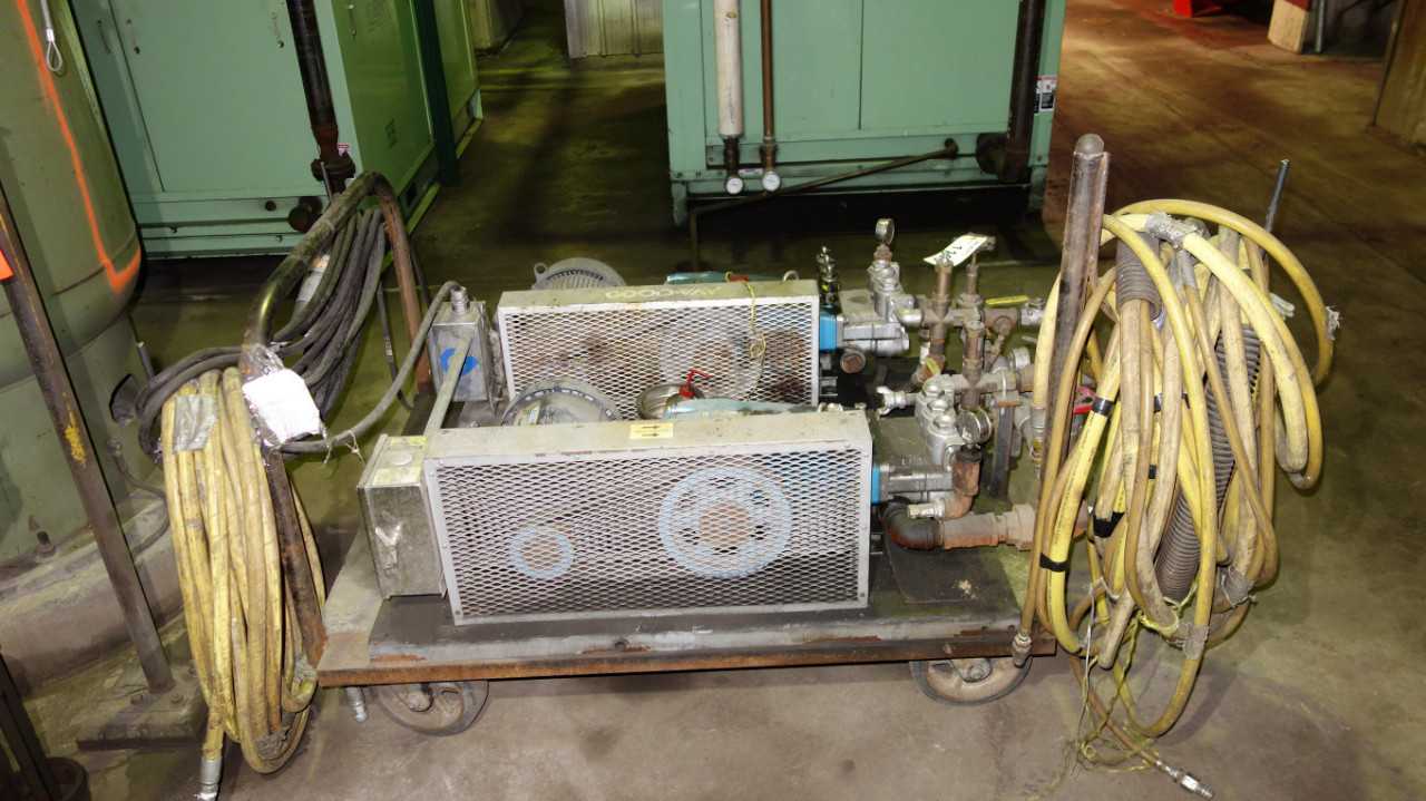 LOT OF 2 CAT 3535 PLUNGER PUMPS 10HP 230/460V W/CART - ELECTRIC MOTORS