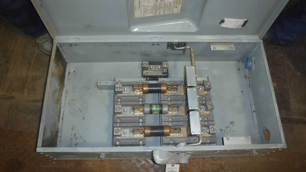 400 Amp ITE Enclosed Switch - DISCONNECT SWITCHES
