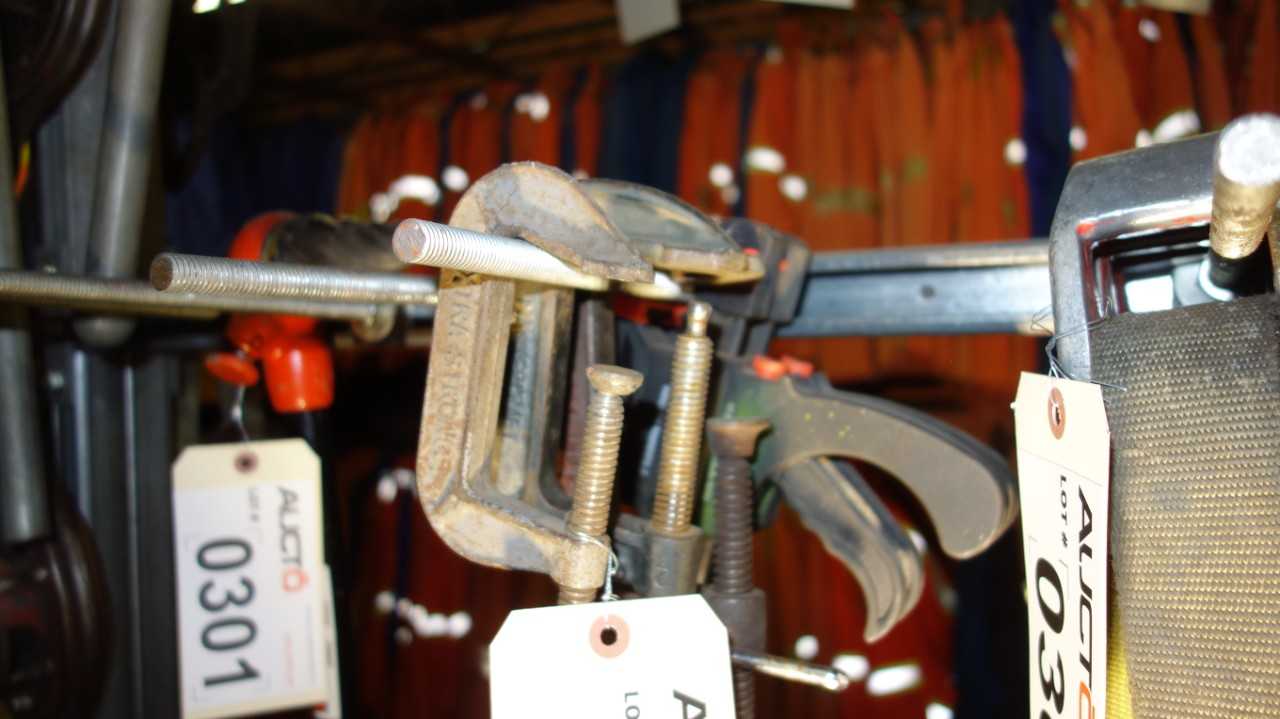 LOT OF 5 ASSORTED CLAMPS, 3X C-CLAMP, 2X BAR CLAMP - HAND TOOLS