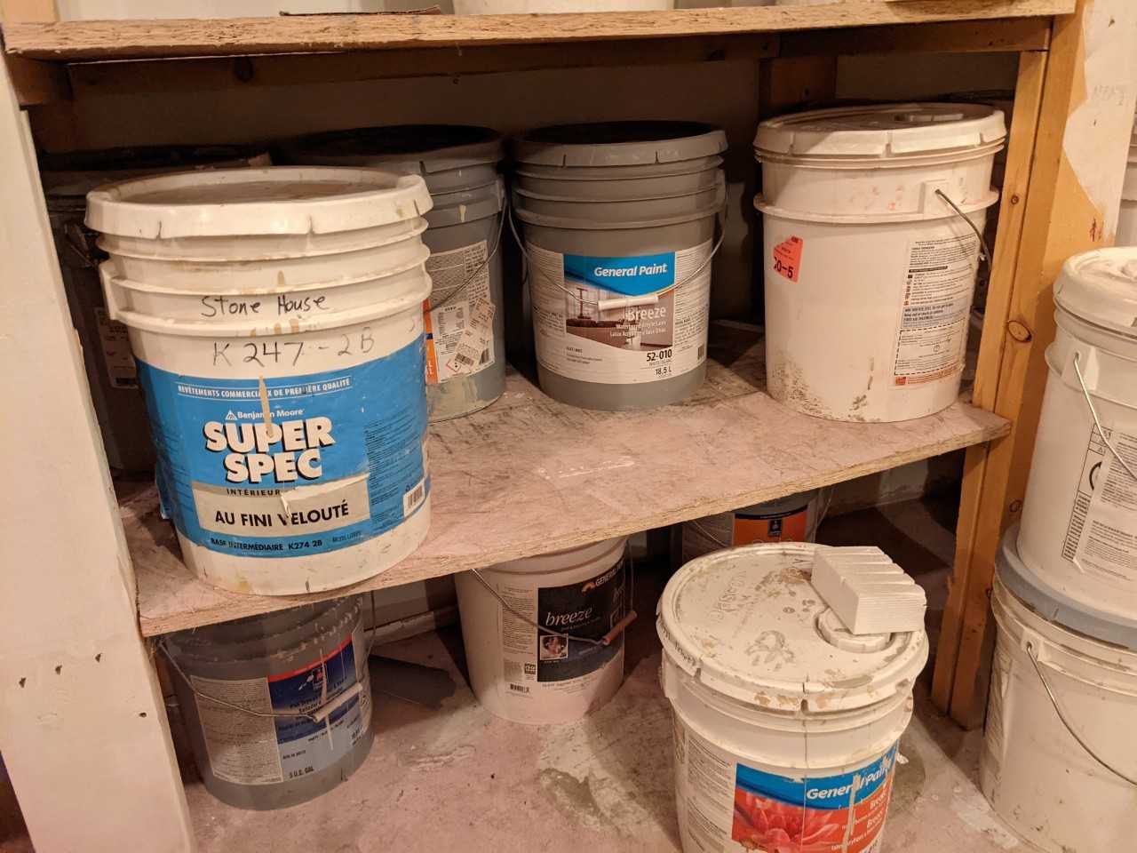 Lot of paint totes - MISCELLANEOUS