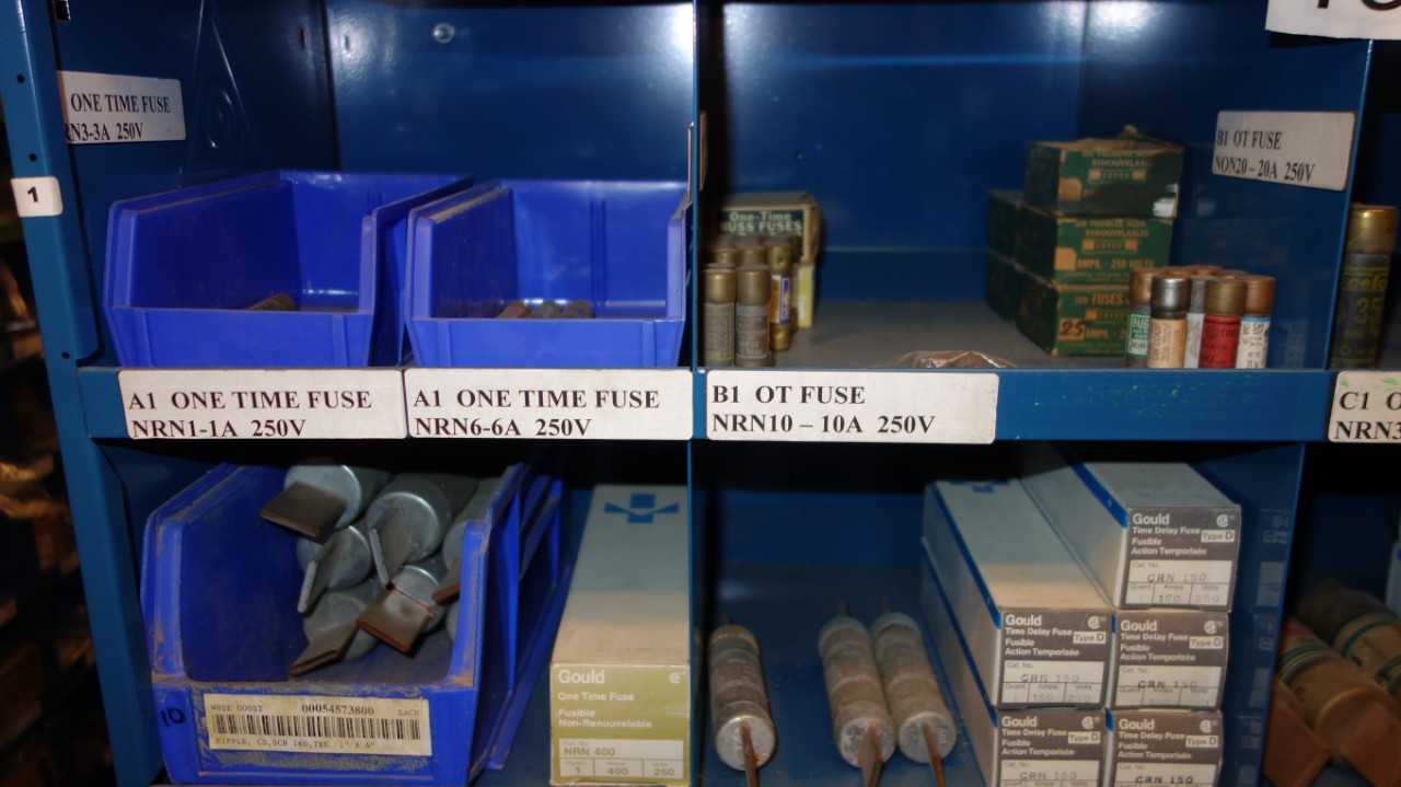 LOT OF ASSORTED FUSES AND FUSEHOLDERS - FUSES