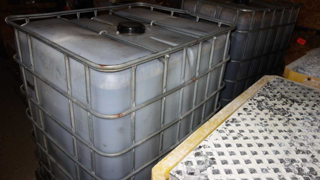 LOT OF 2 330 GALLON CONTAINERS UN 31HA1/Y/08-16 W/ OIL - MATERIAL HANDLING