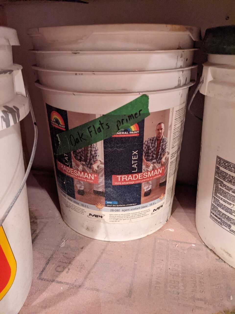 Lot of paint totes - MISCELLANEOUS