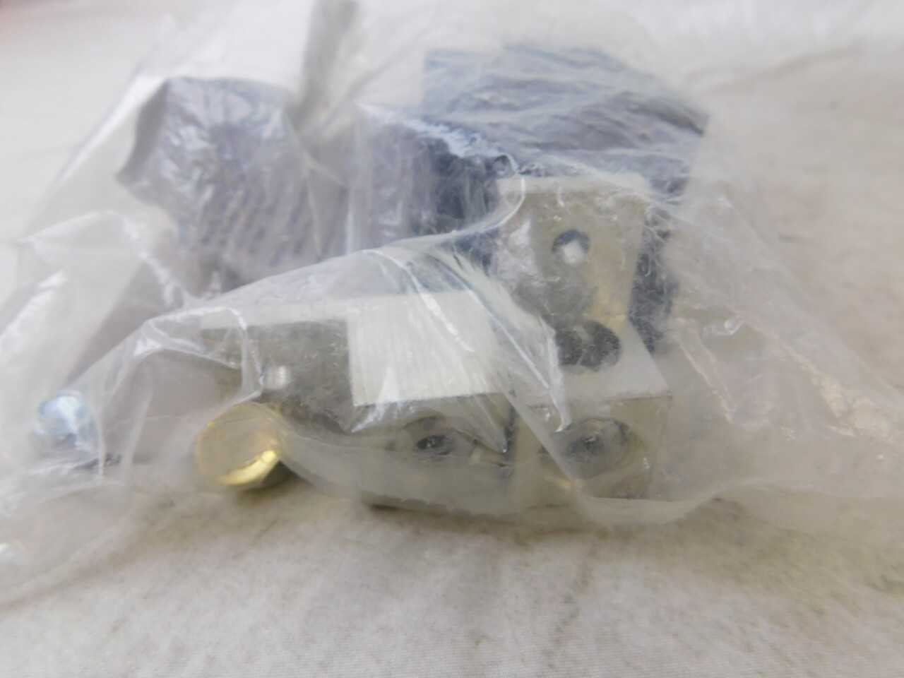 Quantity of 8x CHL225N Lugs - VALVES