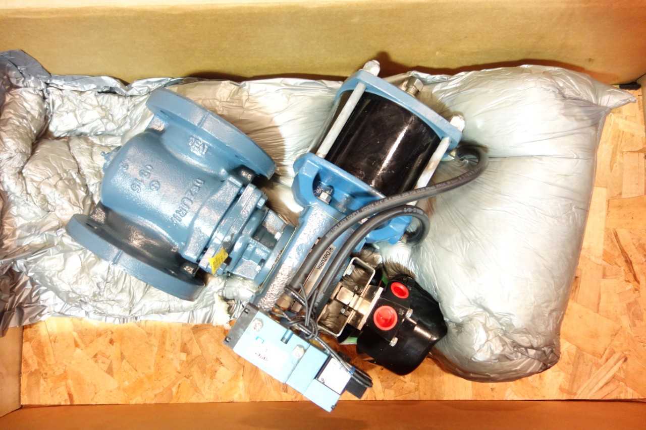 LOT OF ASSORTED DEZURIK VALVES AND ACCESSORIES - VALVES