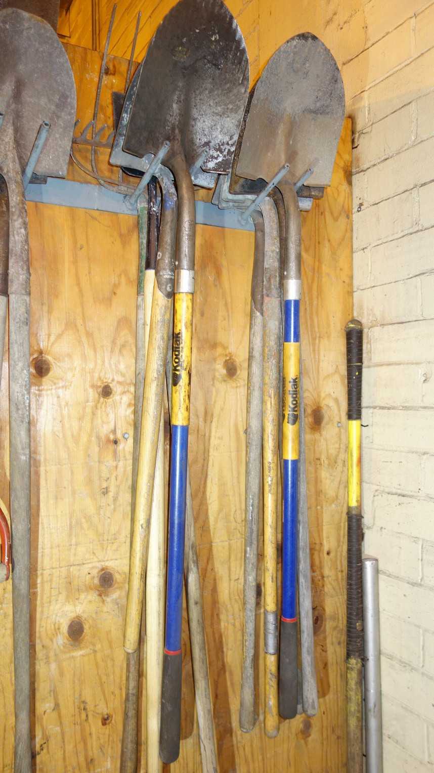 LOT OF ASSORTED HAND TOOLS, SHOVELS, RAKES, PITCH FORKS - ELECTRIC POWER TOOLS