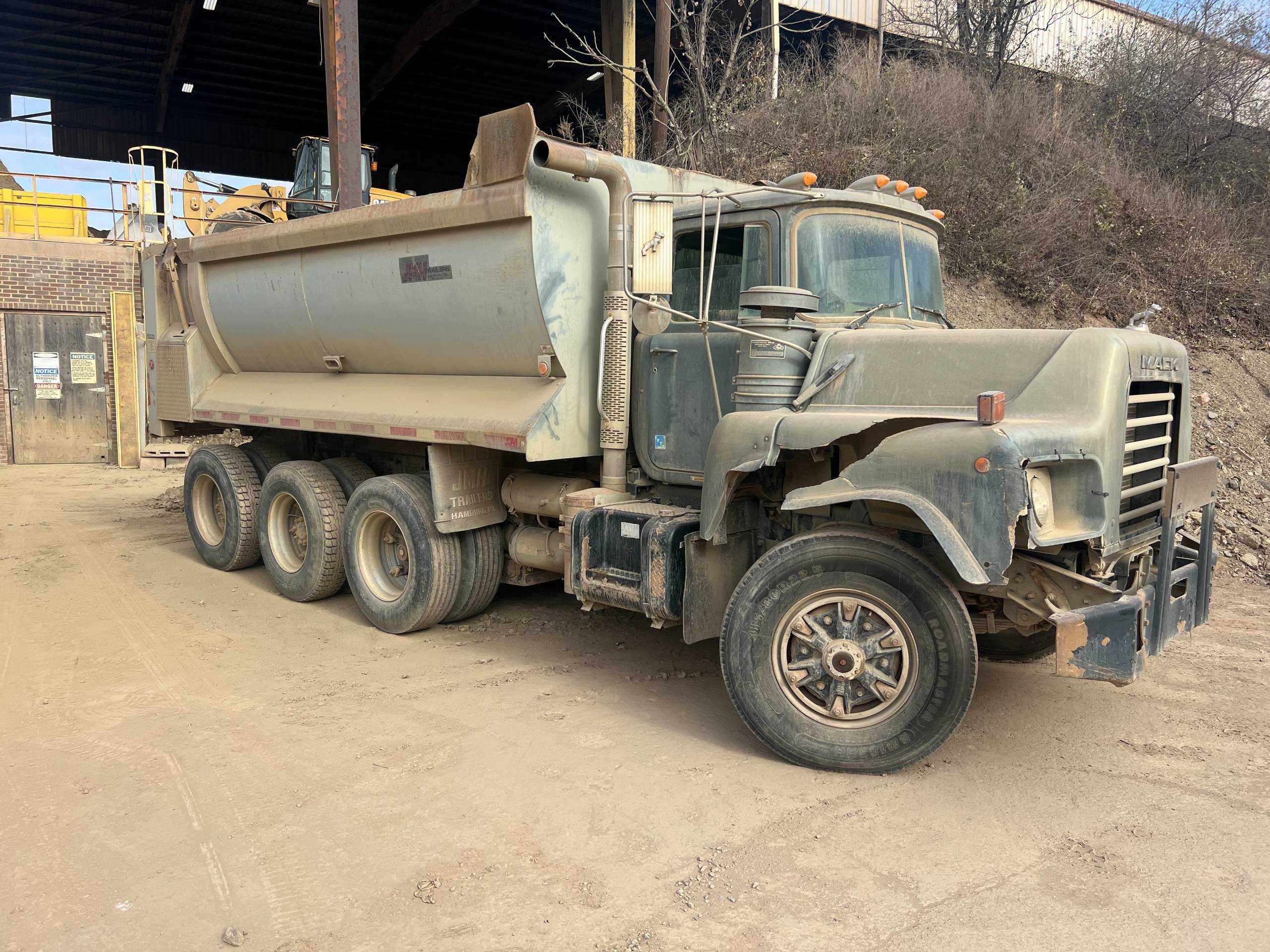 2005 MACK DM6905 DUMP TRUCK