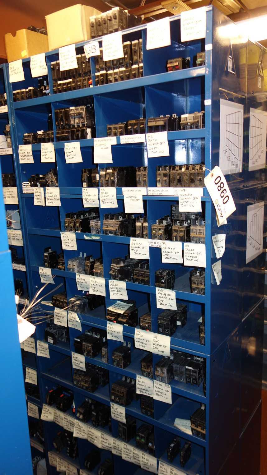 LOT OF ASSORTED CIRCUIT BREAKERS - CIRCUIT BREAKERS