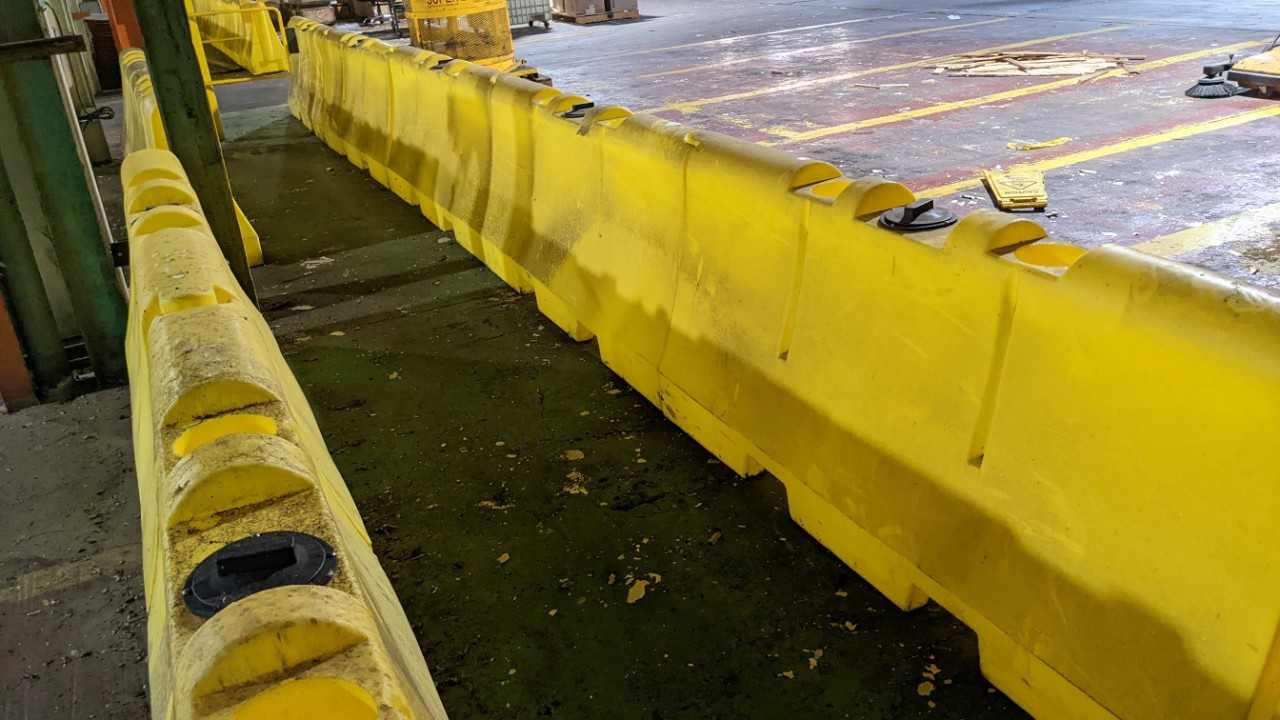 Lot of 10 safety traffic barriers - SAFETY EQUIPMENT