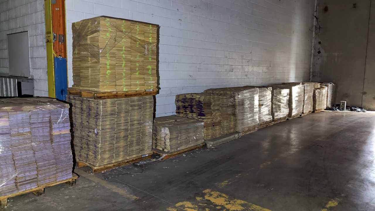 LOT OF CHIPBOARD TILES - ELECTRIC POWER TOOLS