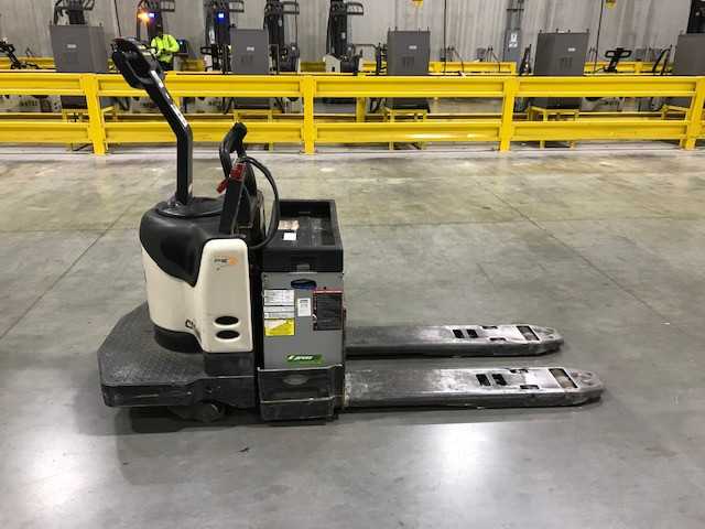 2005 Crown PE4000-60 double rider jack, Hebron, KY - MANUAL PALLET JACKS 2005 Crown PE4000-60 double rider jack, Hebron, KY - MANUAL PALLET JACKS