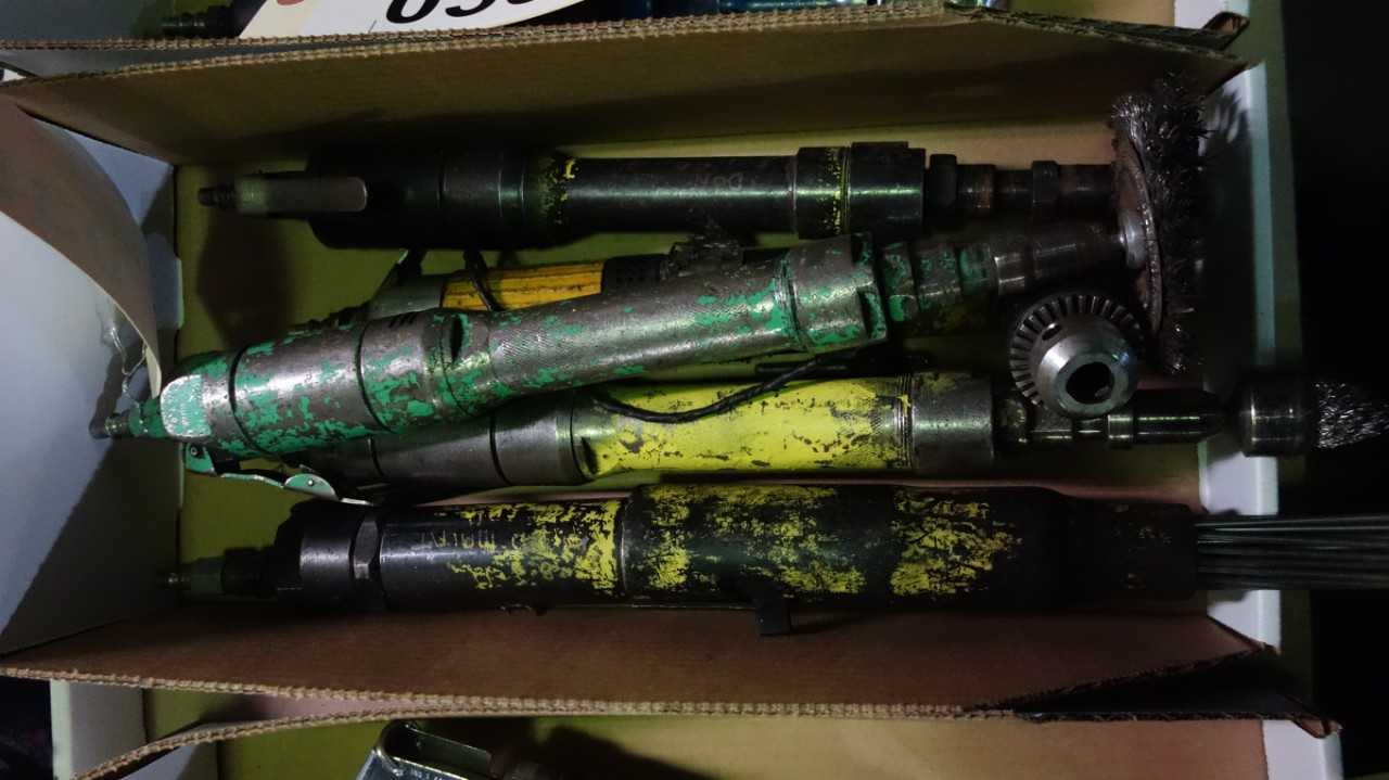 LOT OF 5 ASSORTED PNEUMATIC SCREWDRIVERS, SCALERS, GRINDERS, DRILLS - PNEUMATIC POWER TOOL