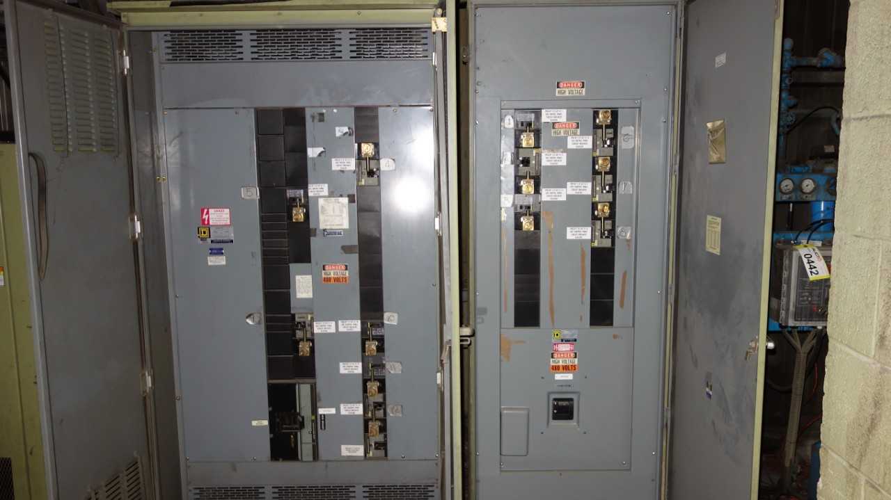 LOT OF 2 ASSORTED SQUARE D I-LINE PANELBOARD CABINET W/ 8 BREAKERS & 7 BREAKERS - CIRCUIT BREAKERS