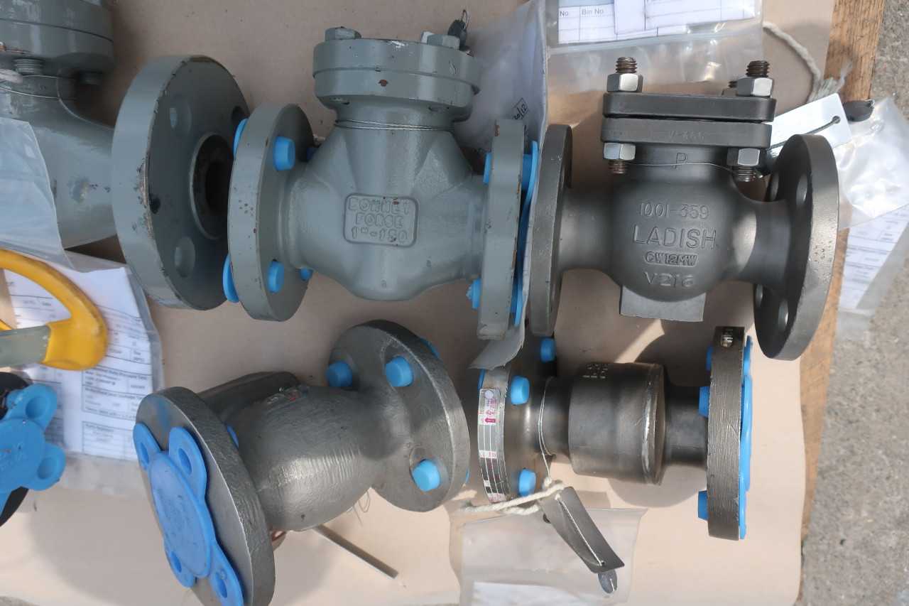 LOT OF ASSORTED VALES AND FITTINGS - VALVES