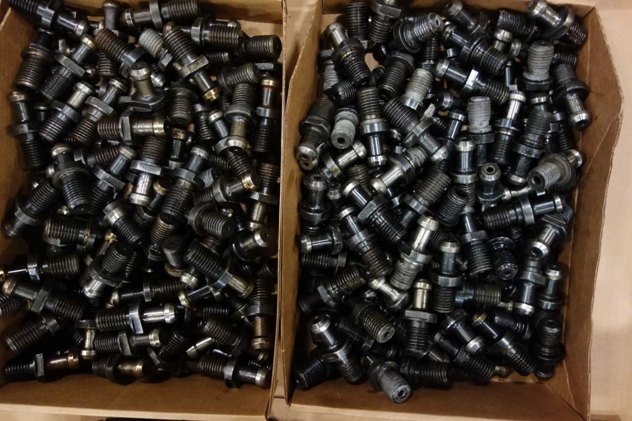 LOT OF ASSORTED PULL STUDS - TOOL HOLDERS