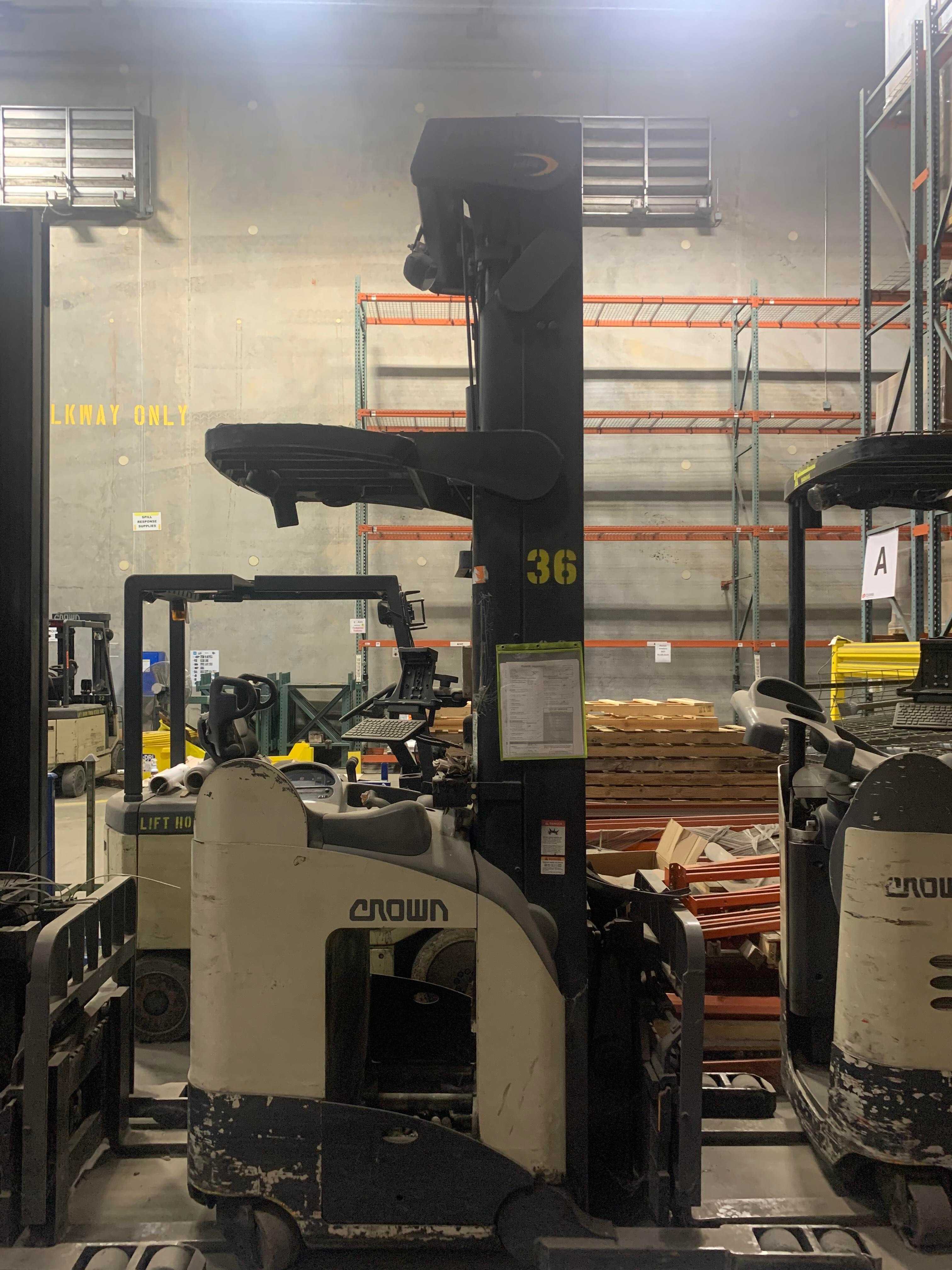 Crown RD5220-30 Reach Lift - REACH TRUCKS